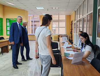 Выборы-2026. Уполномоченный побывал на избирательном  участке, начавшем работу в рамках досрочного голосования